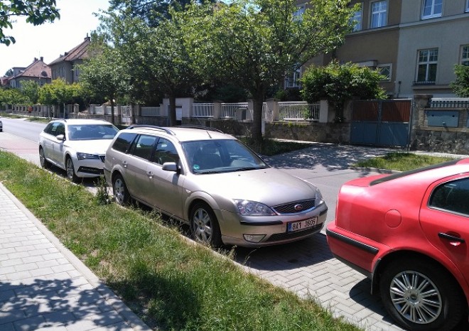 ​EP chce nižší rychlost v obytných zónách a nulovou toleranci alkoholu za volantem