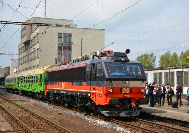​První elektrická traťová lokomotiva EffiLiner 3000 jezdí v barvách IDS CARGO