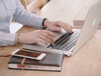 ​Během léta hrozí firmám více IT problémů