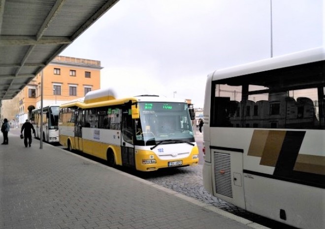 ​Vláda bude analyzovat dopady případného dalšího snížení slev ve veřejné dopravě