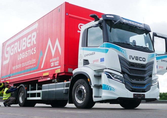 ​Gruber Logistics, IVECO a AIT testují v rámci projektu EMPOWER elektrické nákladní vozidlo