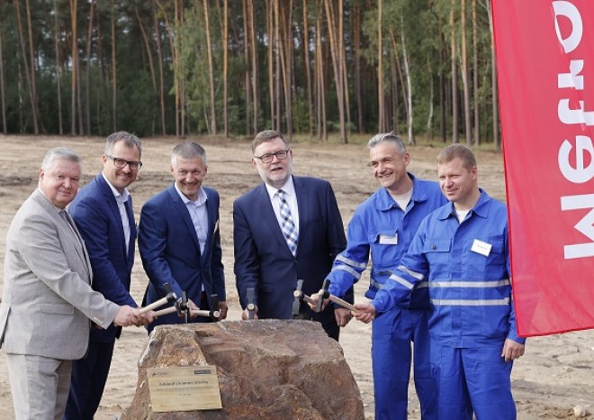 ​ČEPRO staví šest nových velkokapacitních nádrží na naftu a benzin v Hněvicích