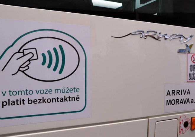 Arriva spustila ve svých autobusech bezkontaktní platbu