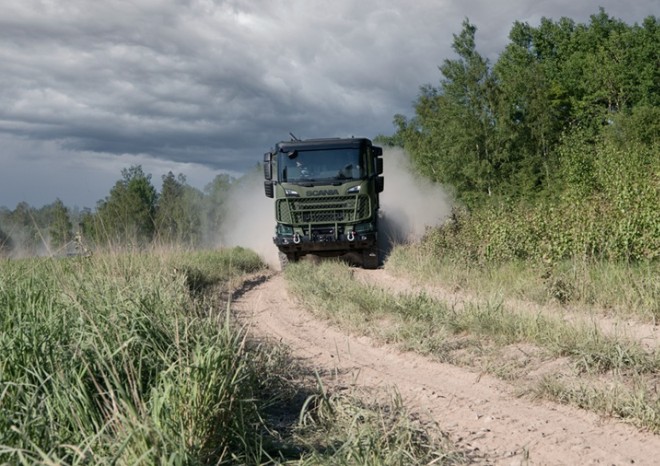 ​Scania uvádí modulární kabinu s balistickou ochranou a na veletrhu Eurosatory představuje hybridní obranné technologie