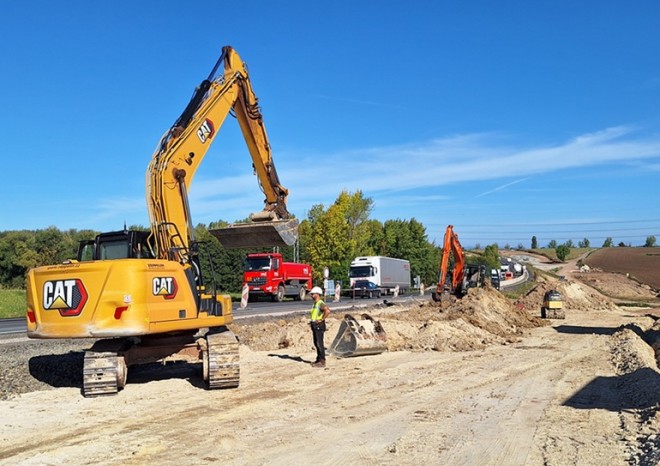 ​Na stavbě středočeské dálnice D7 pracuje denně až 200 dělníků