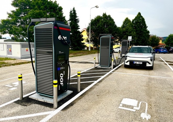 ​Síť E.ON Drive už má 100 ultrarychlých dobíjecích bodů, rozrostla se o dvě lokality na jihu Čech