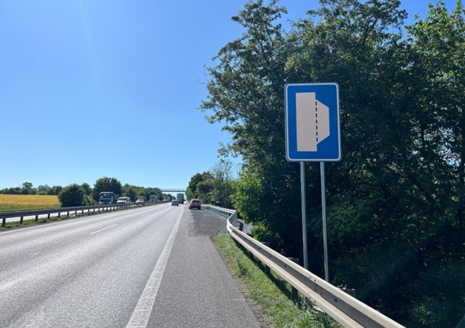 ​Nouzové zálivy na dálnici D7 u Prahy byly zprovozněny o měsíc dříve