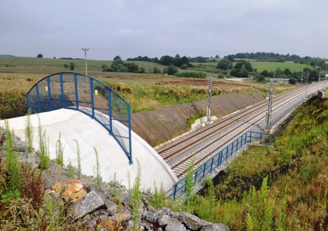 Mezi Benešovem a Olbramovicemi se už jezdí po nové trase