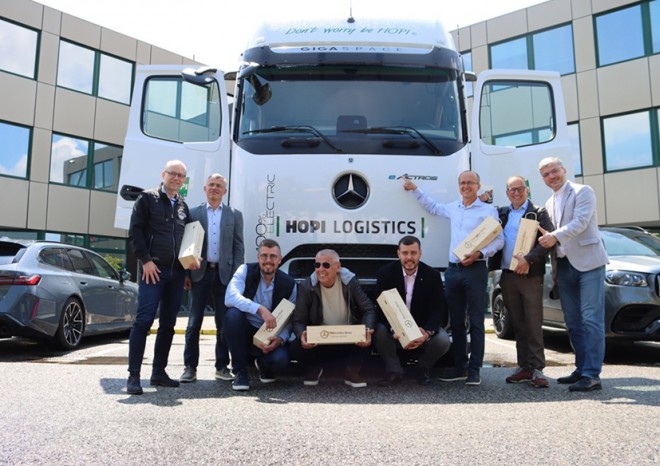 ​Daimler Truck Česká republika předal tahač návěsů Mercedes-Benz eActros 600 společnosti HOPI