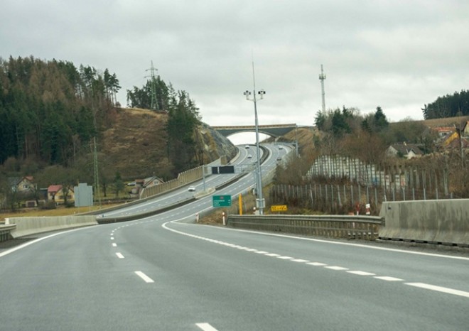 ​Stav vozovek na dálnici D4 je nepřetržitě pod drobnohledem lidí, techniky a brzy i AI