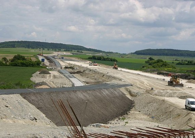 Stát patrně získá pozemky pro D11 bezplatně