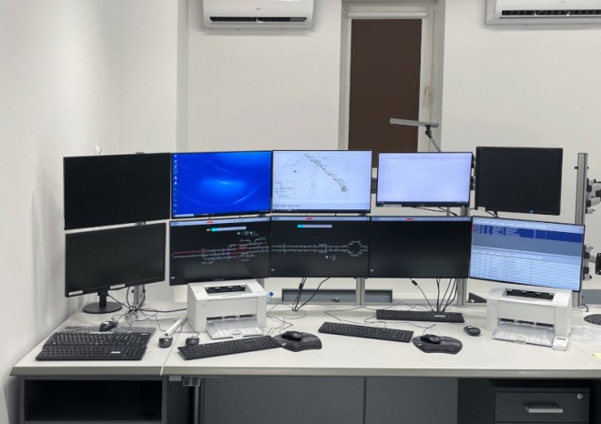 Polská trať Poznań Główny – Wronki je dálkově  ovládána technologiemi společnosti AŽD