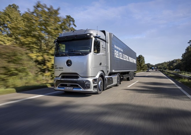 ​Dachser nasadí první nákladní vozidla nové generace na kapalný vodík od Daimler Truck