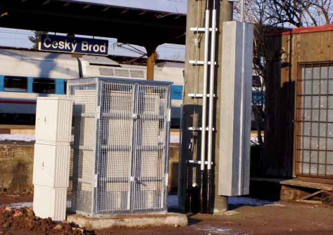 Železniční trať z Děčína přes Všetaty do Kolína hlídá rádiový
systém GSM-R