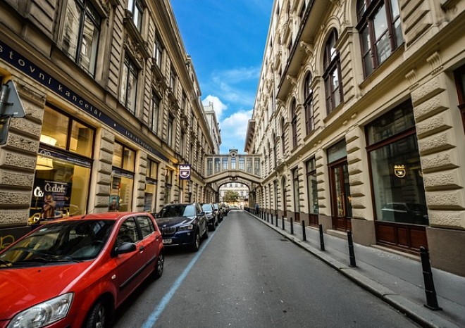​Praha zváží zavedení parkování v modrých zónách pro návštěvy zdarma