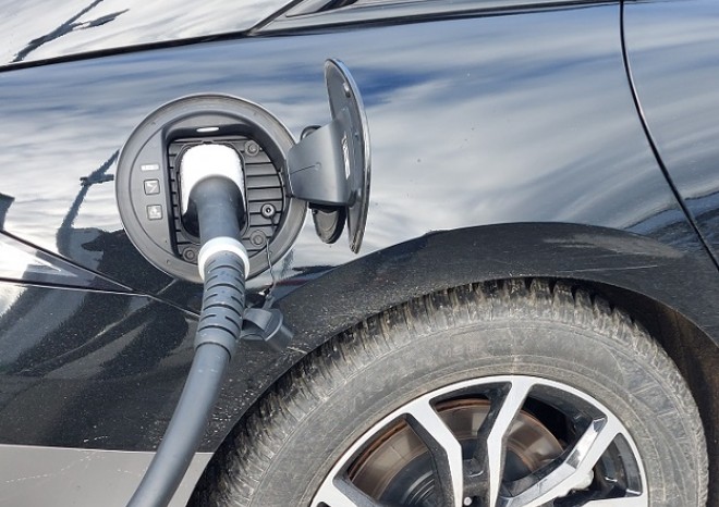 ​Elektromobilní Platforma považuje rušení bezplatného parkování elektromobilů v Praze za předčasné