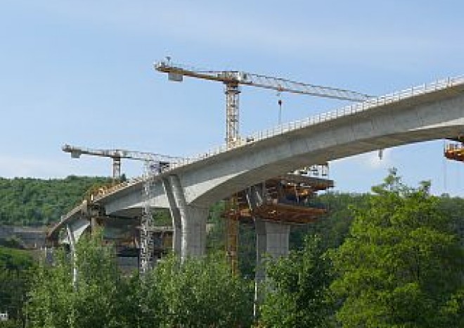 Výstavba většiny plánovaných silnic se zastaví