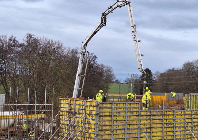 ​Na stavbě Pražského okruhu mezi Běchovicemi a D1 nyní probíhají betonáže