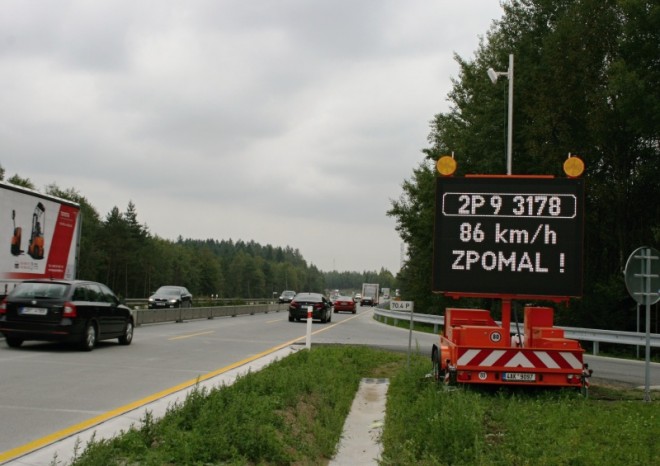 Mobilní radar zachytí i registrační značku