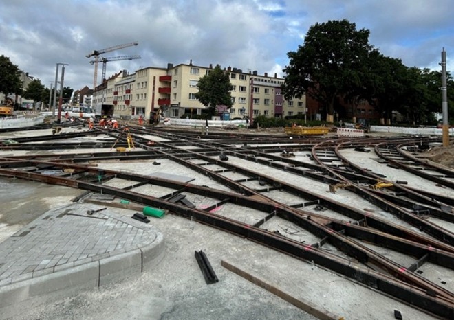 ​V Brémách probíhá instalace tramvajové křižovatky, kterou vyrobila DT - Výhybkárna a strojírna
