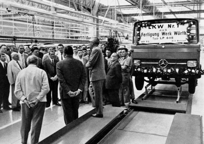 ​Před 60 lety byl v závodě Mercedes-Benz ve Wörthu vyroben první nákladní vůz