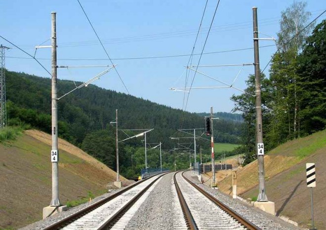 NKÚ hlásí pět prodražených projektů modernizace železničních koridorů