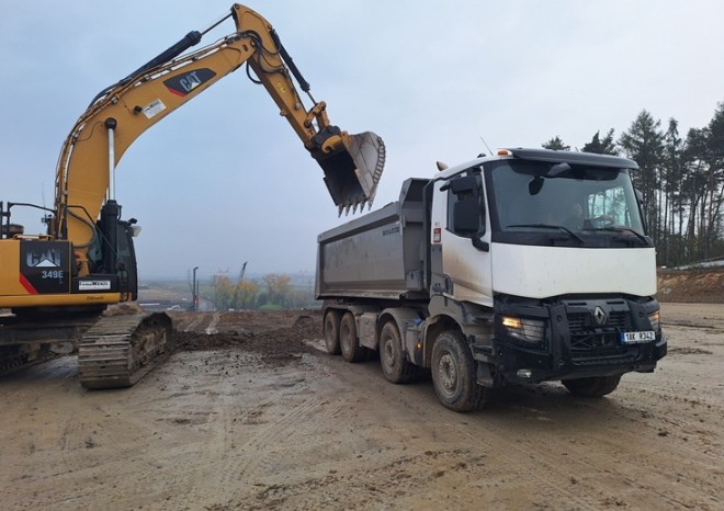 ​Na dostavbě Pražského okruhu mezi Běchovicemi a D1 pracují denně stovky dělníků