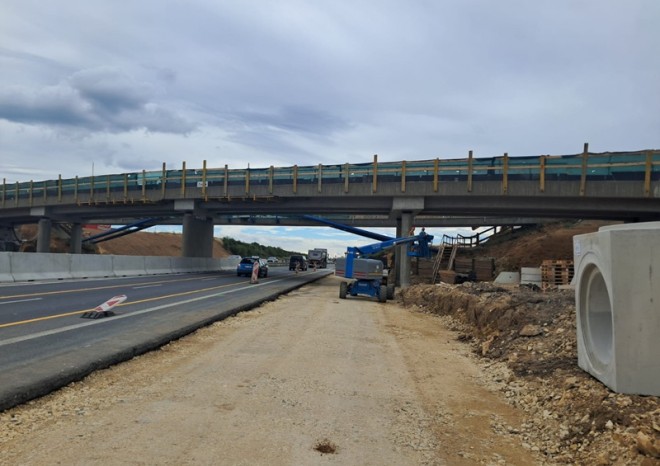 ​Demolice lávky u pražského letiště Václava Havla uzavře dálnici D7