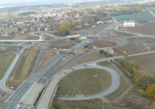 Dostavba dálnice D11 do Hradce Králové se přiblížila