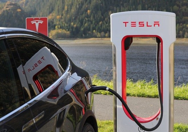 USA vyšetřují poloautomatický systém řízení americké automobilky Tesla