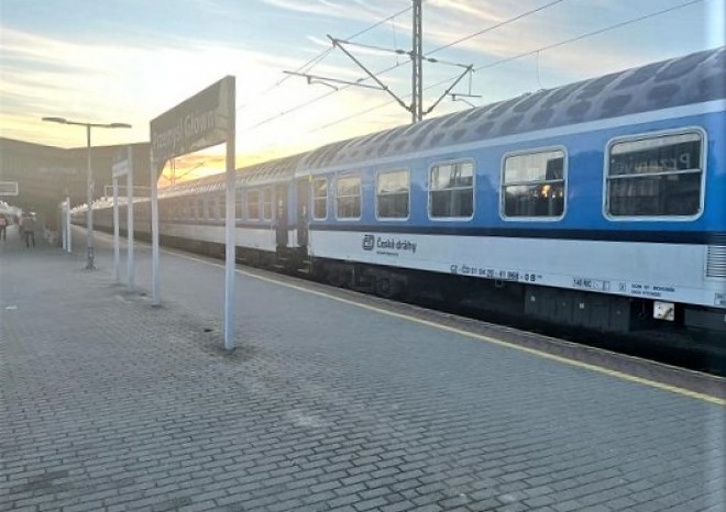 ​Od polsko-ukrajinské hranice se vrátí jeden evakuační vlak ČD, druhý tam zůstane