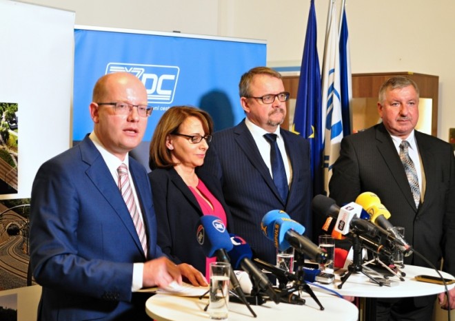 Sobotka: Železnice na letiště bude dokončena do roku 2024