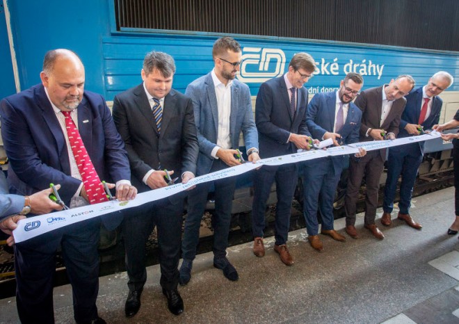 Sdružení dodavatelů ČD - Telematika a AŽD Praha předalo ČD první lokomotivu zpětně vybavenou ETCS