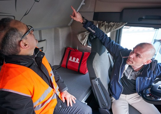 Europoslanci strávili noc v kabině kamionu