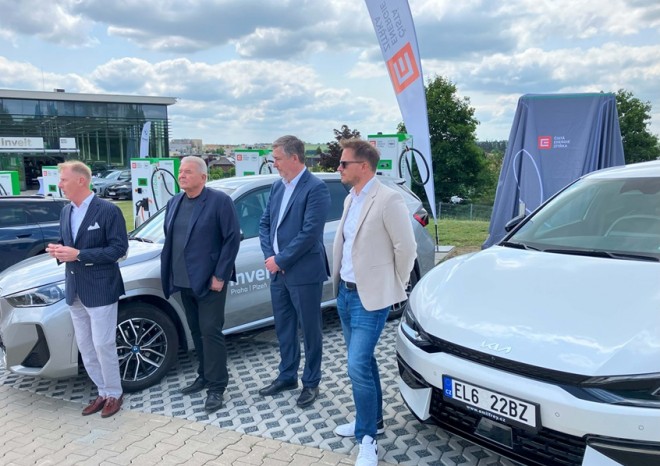 ​Společnost ČEZ jako první v ČR zprovoznila 900 veřejných dobíjecích stojanů